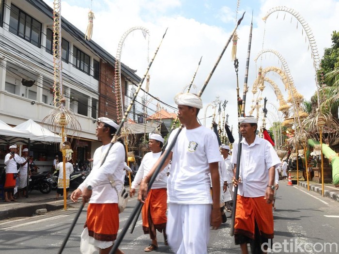 Iring-iringan pemedek dalam ritual Nyenuk di Puri Agung Jro Kuta, Denpasar, Sabtu (11/10/2025). (Aryo Mahendro/detikBali).
