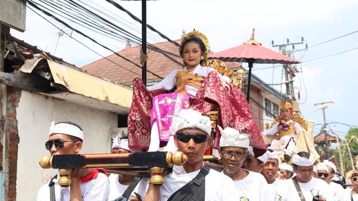 Iring-iringan saat prosesi nyenuk dalam rangkaian Karya Padudusan Agung Puri Agung Jro Kuta, Denpasar, Bali, Sabtu (11/10/2025). (Foto: Aryo Mahendro/detikBali)