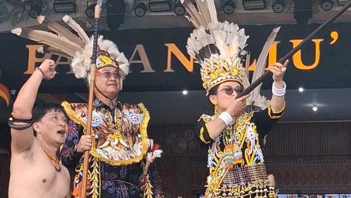 Istri Bupati Malinau, Maylenty Wempi membidik target. (Oktavian Balang/detikKalimantan)