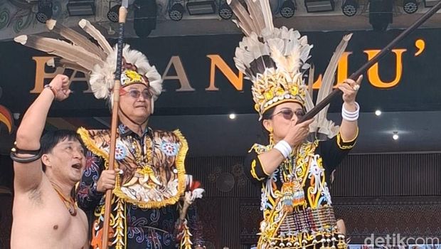 Istri Bupati Malinau, Maylenty Wempi membidik target. (Oktavian Balang/detikKalimantan) Istri Bupati Malinau, Maylenty Wempi membidik target. (Oktavian Balang/detikKalimantan)