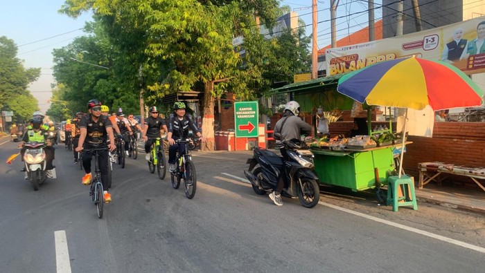 Jajaran Polres Mojokerto Kota gowes keliling kota memantau kamtibmas dan mendekatkan diri ke masyarakat.
