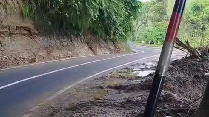 Jalur Cianjur Selatan setelah dibersihkan dari material longsor.
