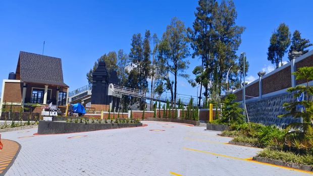 Jembatan kaca Seruni Point Gunung Bromo.