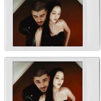 Tak sedikit penggemar yang menyadari Jisoo BLACKPINK dan Zayn Malik minim skinship di video klip Eyes Closed. Ayah satu anak itu menjaga kenyamanan satu sama lain. Hanya mendekatkan dagunya ke bahu Jisoo, juga tidak merangkul pinggangnya. Foto: dok. Instagram @sooyaaa__