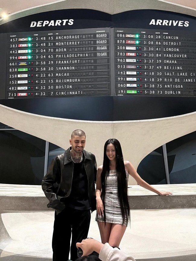 Foto ini memperlihatkan detail set video klip Eyes Closed, yang menyerupai interior pesawat antariksa. Visual Jisoo BLACKPINK dan Zayn Malik semakin memesona dengan outfit serba hitam. Foto: dok. Instagram @sooyaaa__