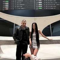 Foto ini memperlihatkan detail set video klip Eyes Closed, yang menyerupai interior pesawat antariksa. Visual Jisoo BLACKPINK dan Zayn Malik semakin memesona dengan outfit serba hitam. Foto: dok. Instagram @sooyaaa__