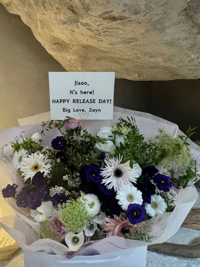 Mantan personel One Direction itu menghadiahkan buket bunga lengkap dengan pesan manis untuk Jisoo BLACKPINK, sukses bikin penggemar baper. “Jisoo, akhirnya sudah dirilis! Selamat hari rilis! Big love, Zayn.” Foto: dok. Instagram @sooyaaa__