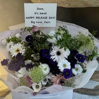 Mantan personel One Direction itu menghadiahkan buket bunga lengkap dengan pesan manis untuk Jisoo BLACKPINK, sukses bikin penggemar baper. “Jisoo, akhirnya sudah dirilis! Selamat hari rilis! Big love, Zayn.” Foto: dok. Instagram @sooyaaa__