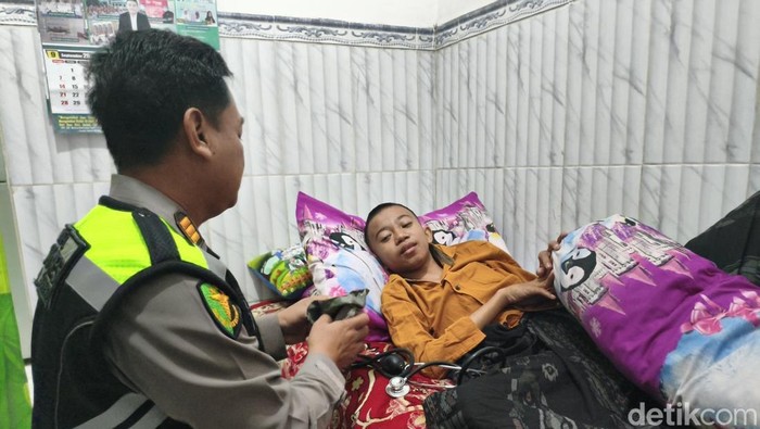 Pemeriksaan Kesehatan Korban Ambruknya Ponpes Al Khoziny oleh  Kabid Dokes Polresta Sidoarjo