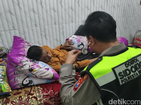 Pemeriksaan Kesehatan Korban Ambruknya Ponpes Al Khoziny oleh  Kabid Dokes Polresta Sidoarjo