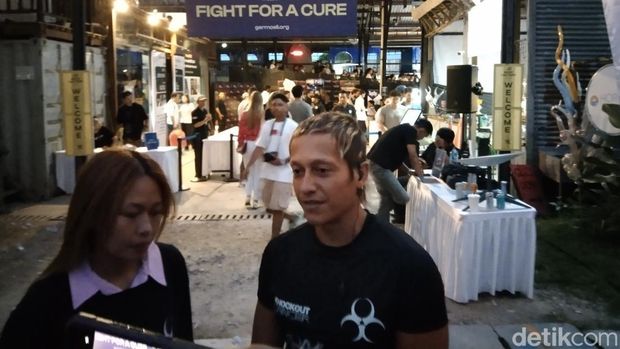 Kai Suteja (kanan) didampingi Ida Ayu Astari Prada. (Foto:Krisna Pradipta/detikBali)