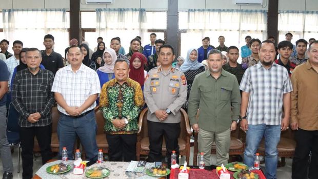 Kapolres Inhil AKBP Farouk Oktora menjadi keynote speaker dalam dialog kebangsaan yang diselenggarakan HMI Cabang Tembilahan, Sabtu (11/10/2025).