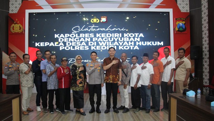 Kapolres Kediri Kota AKBP Anggi Ibrahim Saputra silaturahmi dengan paguyuban kades