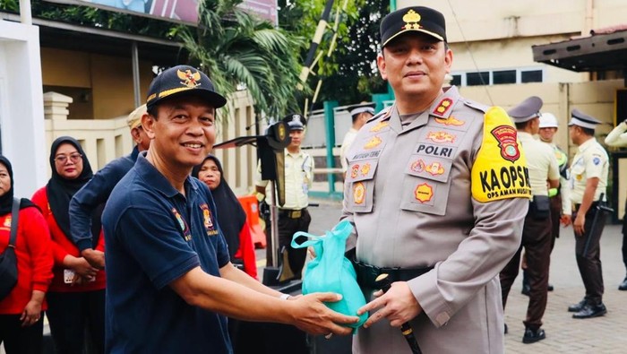 Kapolres Pelabuhan Tanjung Priok AKBP Martuasah H. Tobing memberikan bansos untuk para pekerja di Pelabuhan Tanjung Priok