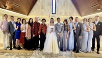 Karenina Sunny dan Rheza foto bersama keluarga dan kerabat. Foto: Instagram Story @kerenina_sunny