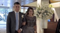 Steve Emmanuel, kakak Karenina Sunny juga hadir. Dia menggandeng ibunda jalan di aisle wedding. Steve Emmanuel sudah lama tak terdengar kabarnya setelah terjerat kasus narkoba pada 2018. Foto: Instagram Story @kerenina_sunny