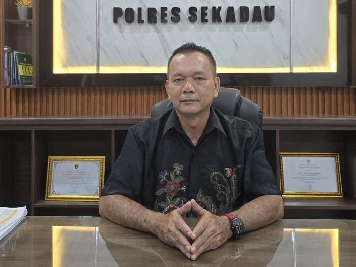 Modus penipuan dengan menyebarkan file APK (Android Package Kit) palsu, seperti undangan pernikahan dan sejenisnya kerap terjadi di Kabupaten Sekadau, Kalimantan Barat. Kasat Reskrim Polres Sekadau Iptu Zainal Abidin memiliki tips untuk menghindari penipuan yang dikirim melalui pesan singkat dan media sosial.