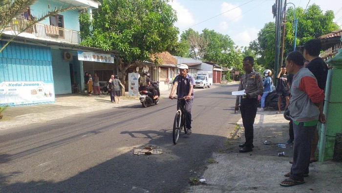 Petugas saat melakukan olah TKP di lokasi tabrakan beruntun di Jalan Imogiri Barat, Denokan, Trimulyo, Jetis, Bantul.