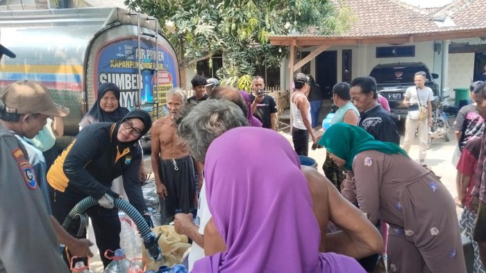 Kapolsek Sukorejo AKP Marti menyalurkan air bersih 2 tangki ke warga Dusun Mengeng Selatan, Desa Kenduruhan, Kab Pasuruan