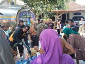 Warga Kesulitan Air Bersih, Polisi di Pasuruan Drop 2 Tangki