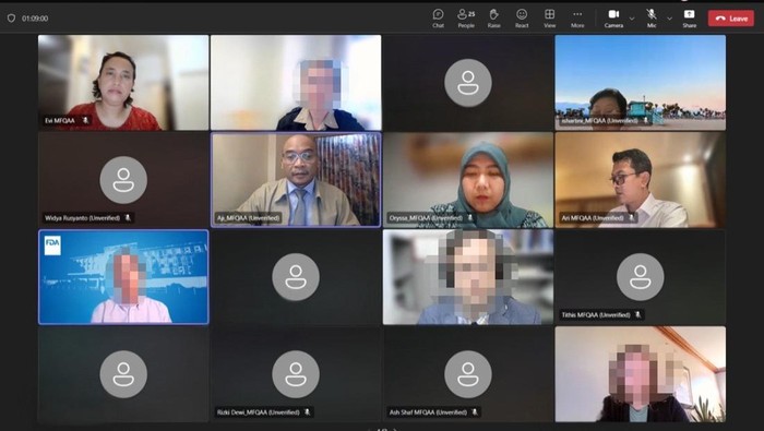Kepala Badan Mutu KKP, Ishartini (pojok kanan atas) memimpin Delegasi KKP dalam perundingan dengan US FDA melalui Virtual Bilateral Meeting/VBM (09/10) untuk solusi mengatasi hambatan non-tariff ekspor udang Indonesia ke Amerika Serikat karena isu cemaran Cesium 137