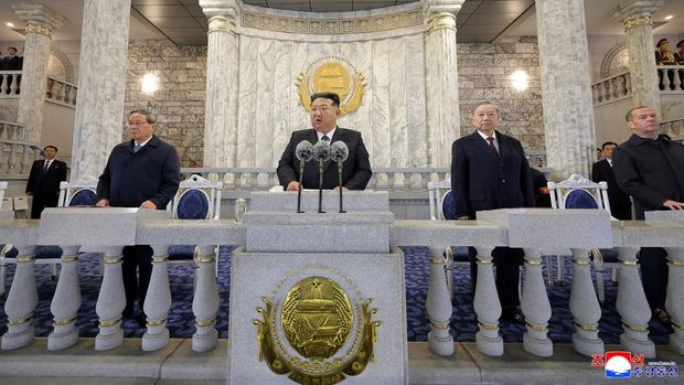 This picture taken on October 10, 2025 and released from North Korea's official Korean Central News Agency (KCNA) on October 11, 2025 shows North Korean leader Kim Jong Un (C), Chinese Premier Li Qiang (L), Vietnam's Communist Party General Secretary To Lam (2nd R), and Chairman of the United Russia ruling party Dmitry Medvedev (R) attending a military parade to celebrate the 80th founding anniversary of the Workers' Party of Korea in Pyongyang. (Photo by KCNA VIA KNS / AFP) / South Korea OUT / ---EDITORS NOTE--- RESTRICTED TO EDITORIAL USE - MANDATORY CREDIT 