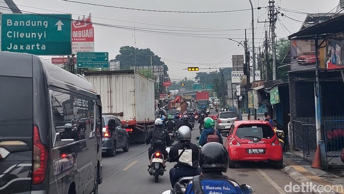 kondisi lalu lintas di jalan raya padalarang menuju GT Tol Padalarang