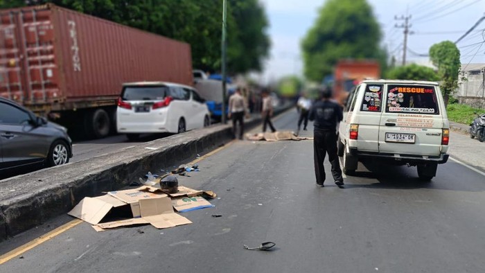 Korban tewas kecelakaan truk tak kuat nanjak di Gempol, Pasuruan.