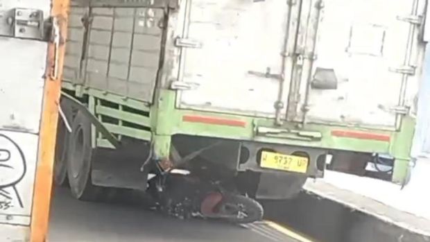 Korban tewas kecelakaan truk tak kuat nanjak di Gempol, Pasuruan.
