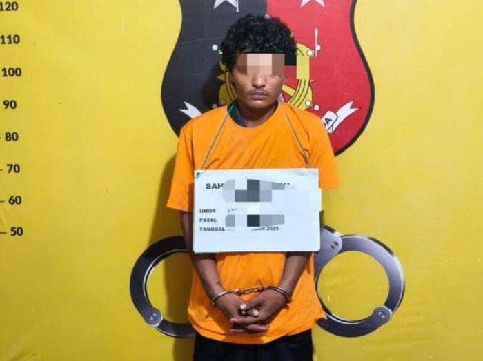 Pelaku pencurian outdoor AC saat diamankan petugas kepolisian di Labuhanbatu