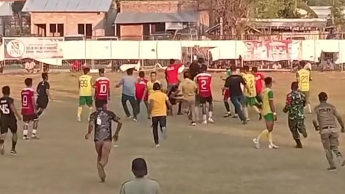 Liga tarkam di Desa Dena, Kecamatan Madapangga, Kabupaten Bima, NTB, berlangsung ricuh. Sejumlah pemain terlibat keributan dan nekat memukul wasit hingga terkapar. (Tangkapan Layar)