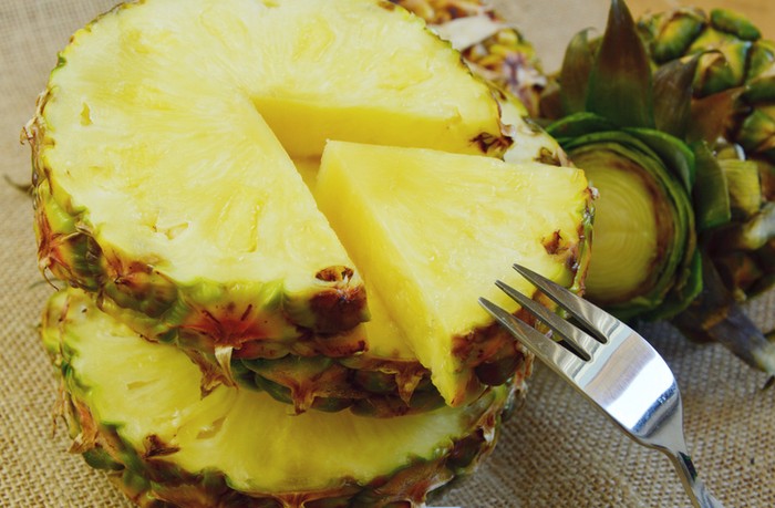 Makan nanas bikin lidah gatal.