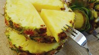 Mengonsumsi nanas mentah yang belum matang dapat menyebabkan iritasi tenggorokan, sakit perut, dan bahkan muntah. Hal ini karena nanas mengandung bromelain dalam jumlah tinggi, yang intensitasnya berkurang seiring dengan kematangan buah. Foto: iStock