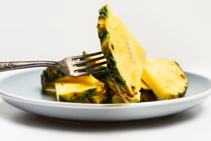 Makan nanas bikin lidah gatal.