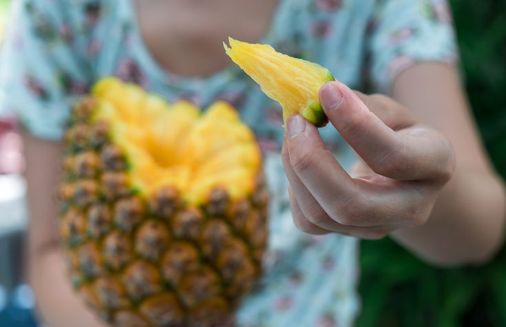 Makan nanas bikin lidah gatal.
