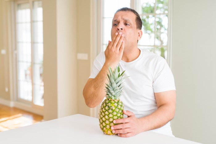 Makan nanas bikin lidah gatal.
