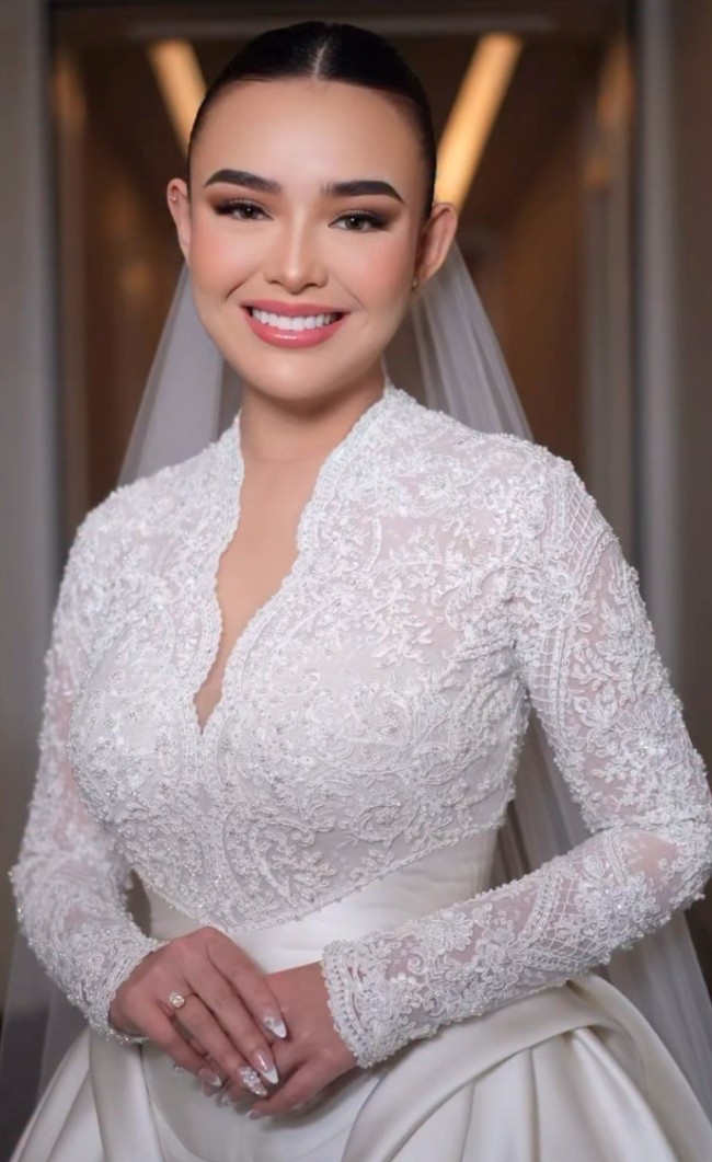 Bintang sinetron ‘Ikatan Cinta’ ini tampil dengan makeup soft glam yang menonjolkan kecantikan naturalnya. Kulit wajah dibuat tampak mulus dan bercahaya dengan complexion dewy yang segar. Foto: Instagram/@bennusorumba