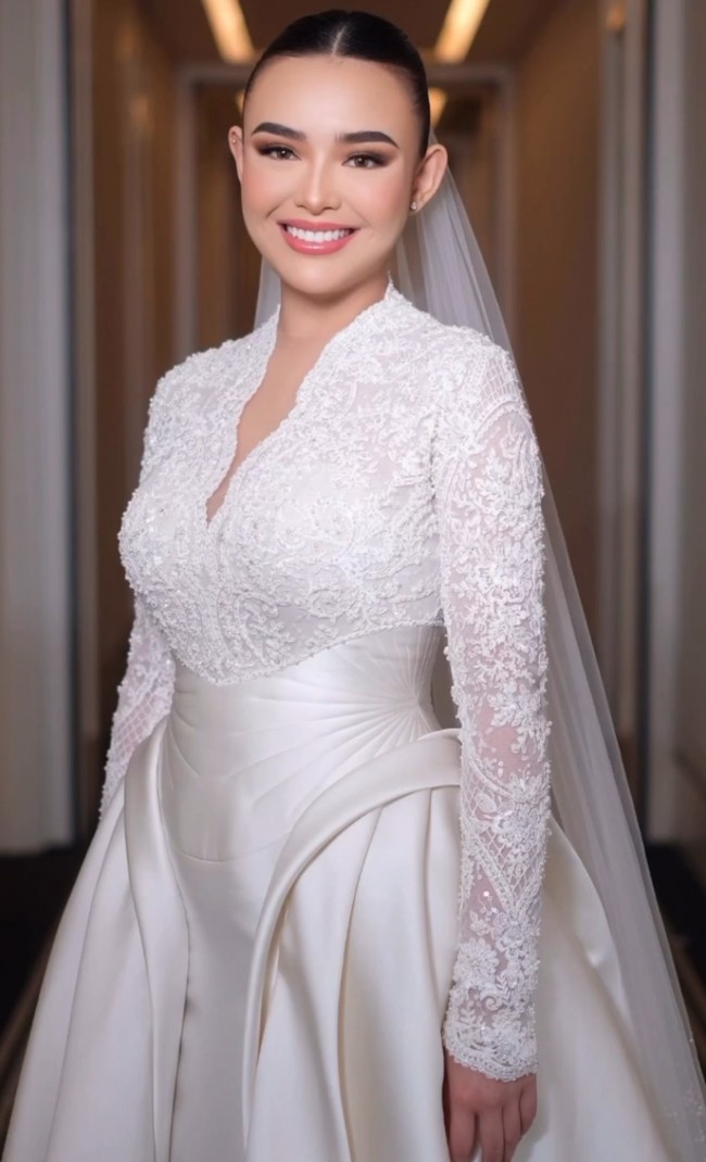 Blush bernuansa coral lembut diaplikasikan di tulang pipi, berpadu dengan highlighter halus yang memberikan efek glowing dari dalam. Hasilnya: tampilan fresh dan bercahaya alami. Foto: Instagram/@bennusorumba