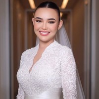 Blush bernuansa coral lembut diaplikasikan di tulang pipi, berpadu dengan highlighter halus yang memberikan efek glowing dari dalam. Hasilnya: tampilan fresh dan bercahaya alami. Foto: Instagram/@bennusorumba