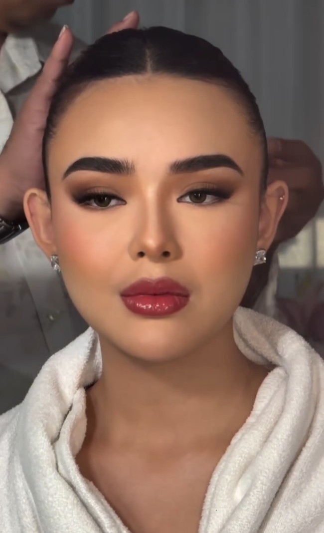 Alisnya disikat ke atas dengan hasil akhir yang terdefinisi halus—menciptakan tampilan yang segar dan feminin khas pengantin modern. Foto: Instagram/@bennusorumba