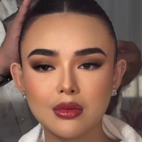 Alisnya disikat ke atas dengan hasil akhir yang terdefinisi halus—menciptakan tampilan yang segar dan feminin khas pengantin modern. Foto: Instagram/@bennusorumba