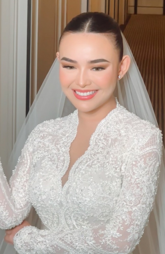 Riasan mata dibuat lembut dengan gradasi warna netral seperti cokelat dan champagne shimmer. Eyeliner tipis dan bulu mata lentik menegaskan bentuk mata Amanda tanpa membuat tampilannya terlalu berat. Foto: Instagram/@bennusorumba