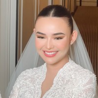 Riasan mata dibuat lembut dengan gradasi warna netral seperti cokelat dan champagne shimmer. Eyeliner tipis dan bulu mata lentik menegaskan bentuk mata Amanda tanpa membuat tampilannya terlalu berat. Foto: Instagram/@bennusorumba