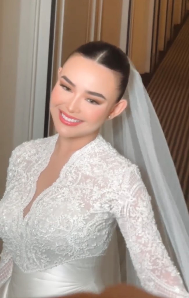 Lipstik bernuansa nude peach memberi sentuhan hangat pada keseluruhan look. Pilihan warna ini membuat wajah Amanda tampak lembut dan romantis, cocok untuk momen sakral pemberkatan. Foto: Instagram/@bennusorumba