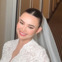 Lipstik bernuansa nude peach memberi sentuhan hangat pada keseluruhan look. Pilihan warna ini membuat wajah Amanda tampak lembut dan romantis, cocok untuk momen sakral pemberkatan. Foto: Instagram/@bennusorumba