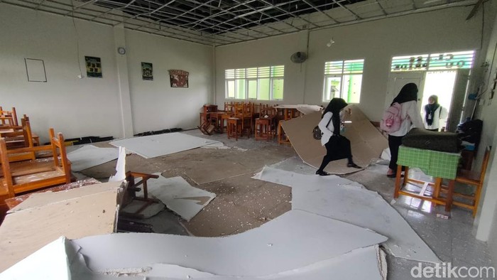 Plafon ruang kelas Madrasah Aliyah Negeri (MAN) 1 di Kabupaten Polewali Mandar (Polman), Sulawesi Barat (Sulbar), ambruk akibat angin kencang disertai hujan deras.