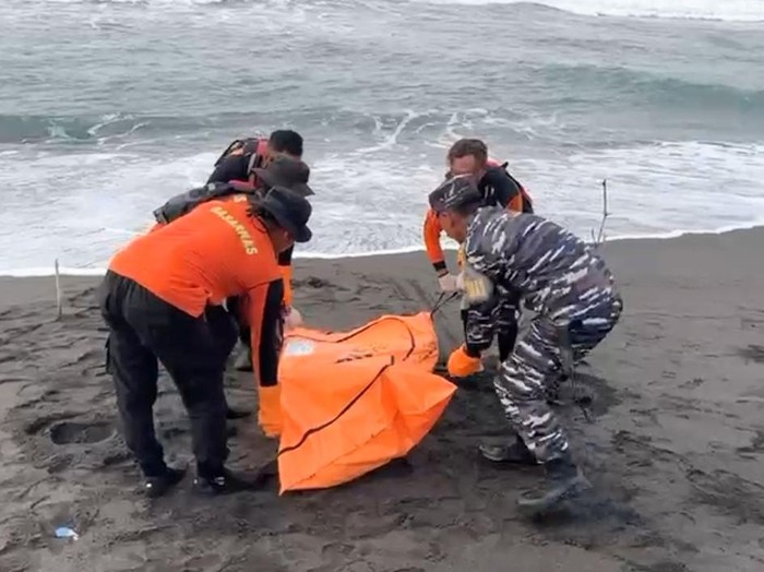 Jasad siswa SMP dievakuasi oleh petugas di Pantai Munggangsari, Kecamatan Grabag, Purworejo, Sabtu (11/10/2025).