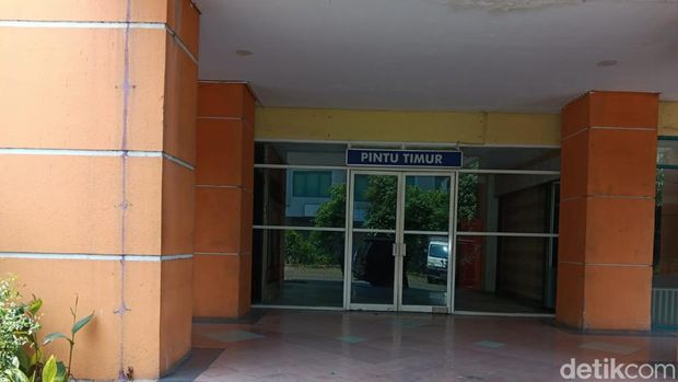 Melihat dari dekat Grand Mall Bekasi yang kini tutup