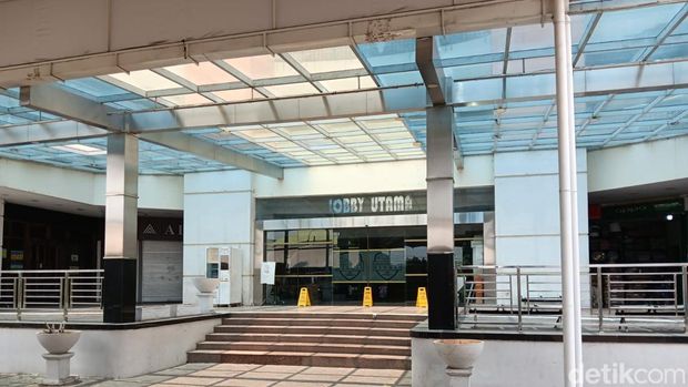 Melihat dari dekat Grand Mall Bekasi yang kini tutup