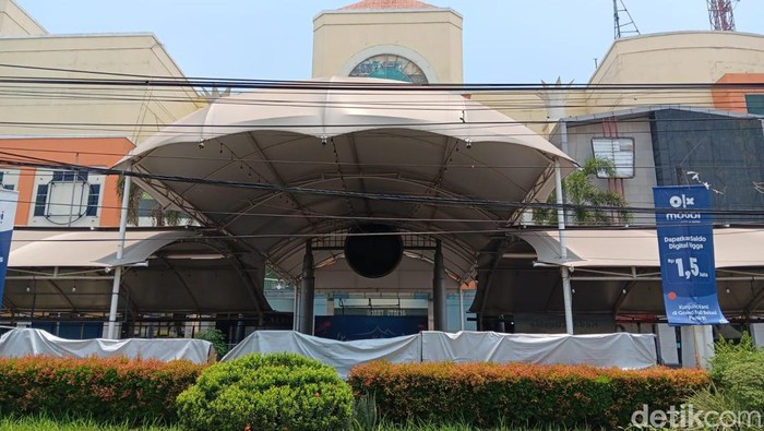 Melihat dari dekat Grand Mall Bekasi yang kini tutup